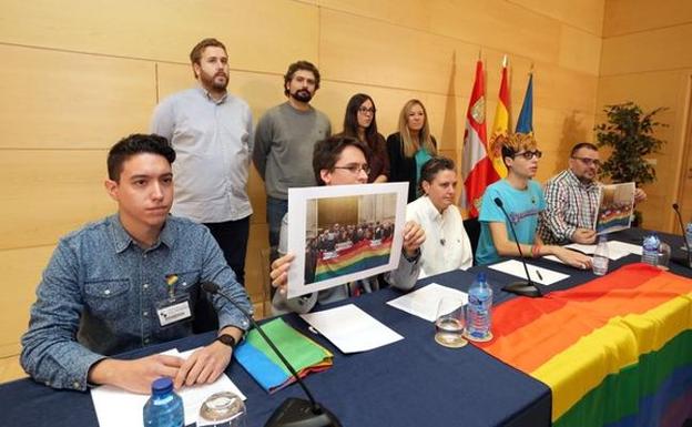 La Plaraforma LGTBI+ de Castilla y León presentan su borrado de Ley de Igualdad y Diversidad Sexual. Tras ellos, los portavoces de algunos grupos parlamentarios. 