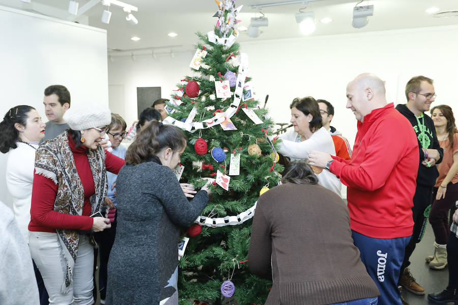 Decoran su árbol de Navidad con las obras de los participantes en taller de artes plásticas