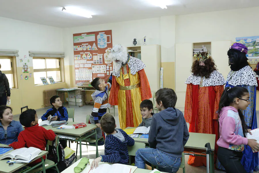 Los Reyes Magos llegan al colegio de la Caja gracias a Insolamis
