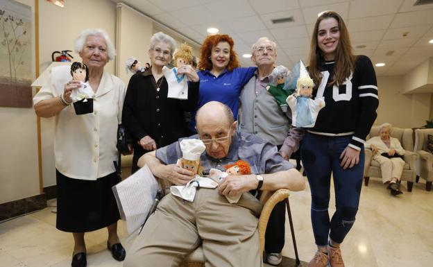 En primer término, el autor de la obra, Antonio Asensio, junto a otros participantes del taller de guiñol.