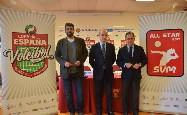 Alberto Bustos, concejal de Deportes; Agustín Martín, presidente de la Federación de Voleibol; y Pablo Trillo, delegado territorial de la Junta en Valladolid, durante la presentación del campeonato.