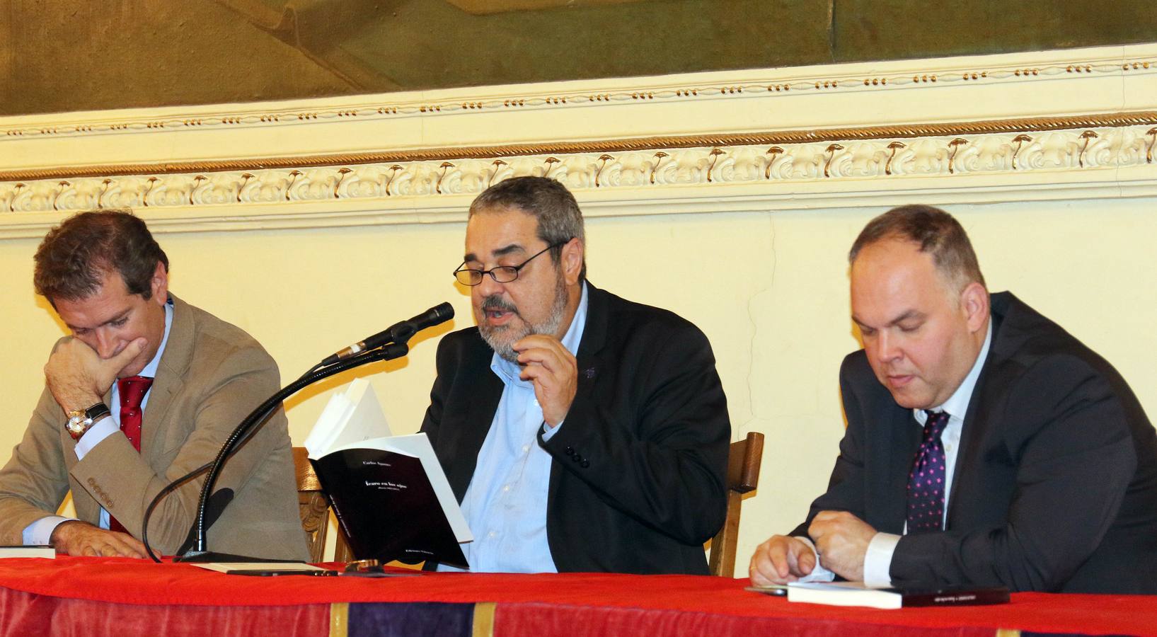 La obra, editada por Vitruvio, recoge distintos destellos de la trayectoria lírica del autor desde 1983 hasta 2014