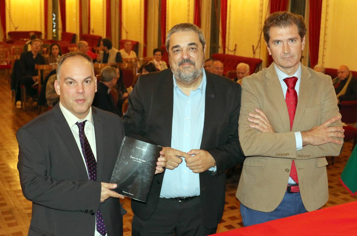 La obra, editada por Vitruvio, recoge distintos destellos de la trayectoria lírica del autor desde 1983 hasta 2014