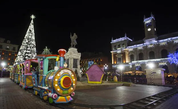 Ambiente navideño en la Plaza Mayor de Valladolid. 