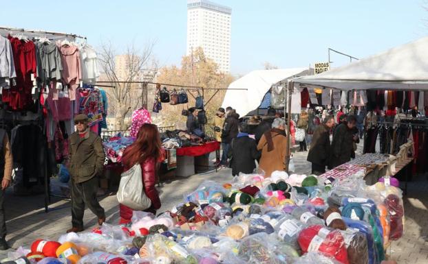 Puestos en el nuevo mercadillo instalado por primera vez en Las Moreras. 