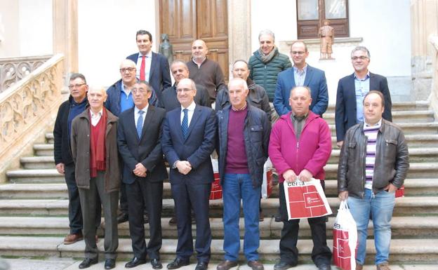 El presidente de la Diputación y el delegado de la Junta, junto a los alcaldes de los municipios beneficiarios. 