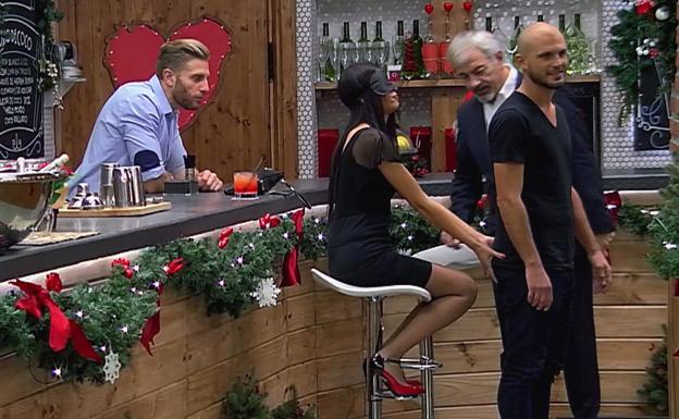 Sonia tocándole el culo a su cita en 'First Dates'. 