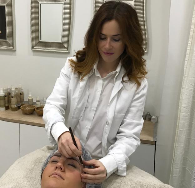 Isabel Bastante inicia el tratamiento a una clienta. 