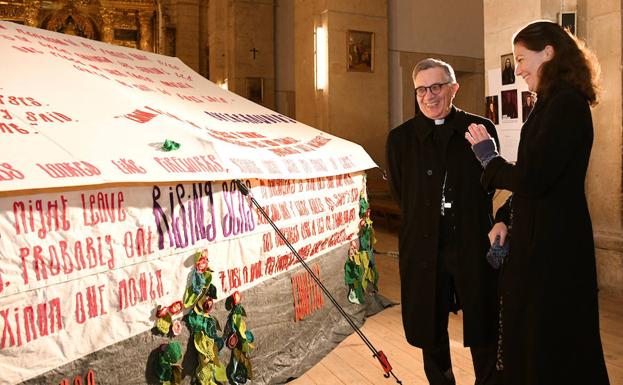 El obispo de Segovia, César Franco, junto a la artista británica Kate Dauty en la exposición. 