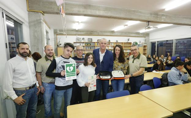 Profesores, directivos y alumnos del instituto, junto al DEA.