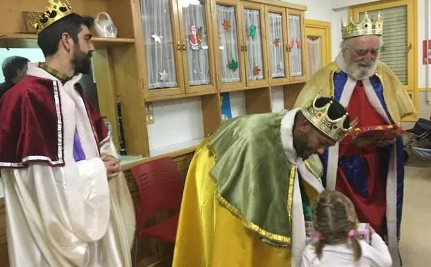 Melchor y Baltasar reparten los regalos a los niños. 