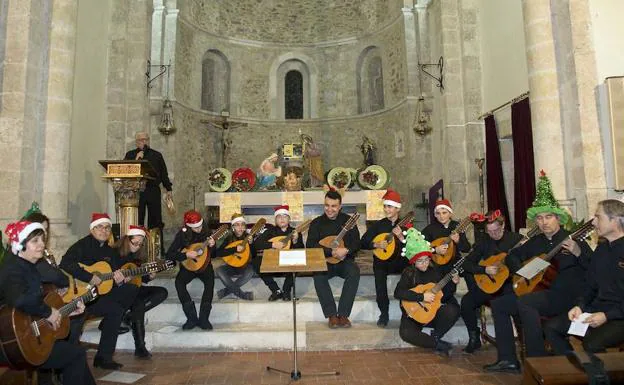 Uno de los grupos participantes, durante su actuación en la iglesia de Santa María de Fuentepelayo. 