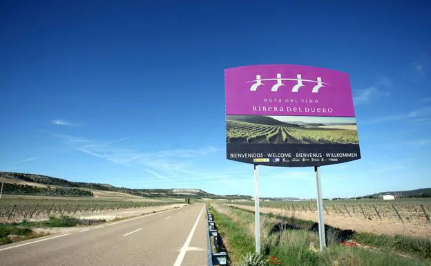 Cartel que marca el comienzo de la Ruta del Vino Ribera de Duero.