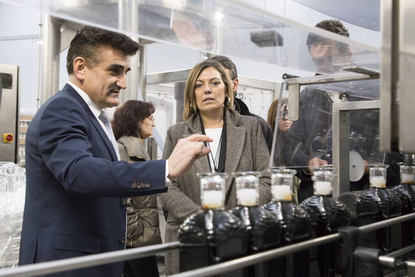 Milagros Marcos ha recorrido las instalaciones de la mayor industria de bebidas espirituosas de Castilla y León ubicada en la localidad de Camarzana de Tera