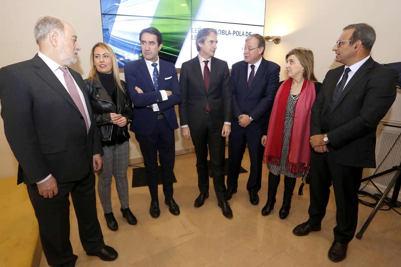 El ministro de Fomento, Íñigo de la Serna, preside en Oviedo el acto de presentación de la Línea Alta Velocidad León-Asturias León-Pola de Lena. 