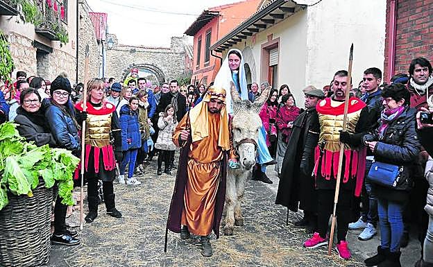 Recreación del Belén Viviente en Robladillo, con cientos de asistentes al mediodía de ayer. 