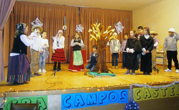 Los niños, durante la representación de ‘El árbol testigo’. 