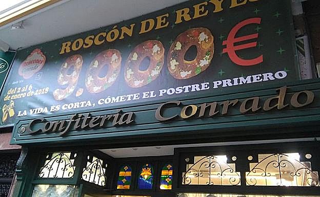 Un gran cartel anuncia en Conrado el premio de 9.000 euros.