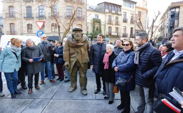 El alcalde de Salamanca, Alfonso Fernández Mañueco, junto a la estatua de Adares en la plaza del Corrillo.