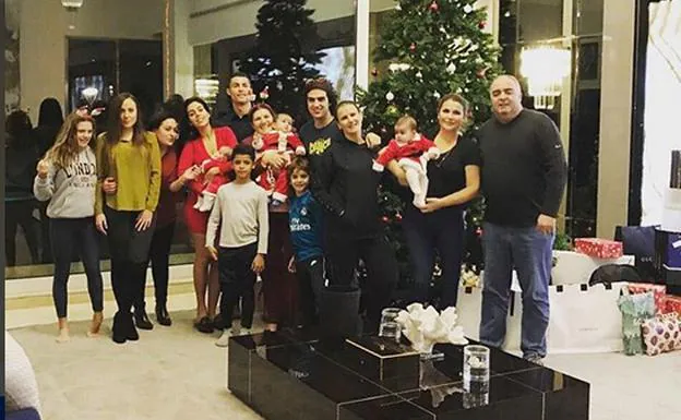 Cristiano Ronaldo posa con toda su familia. 