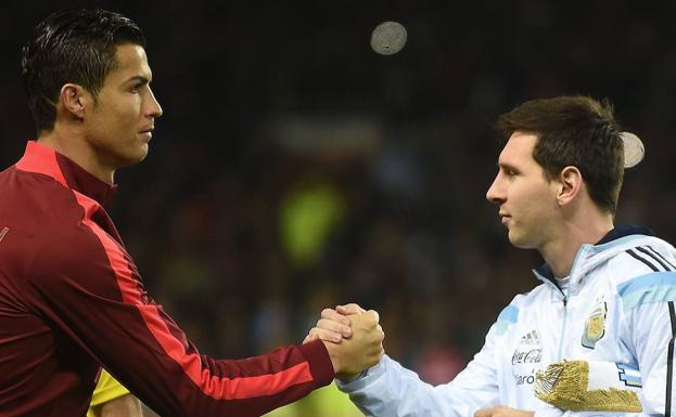 Cristiano Ronaldo y Leo Messi, en un partido con sus selecciones.