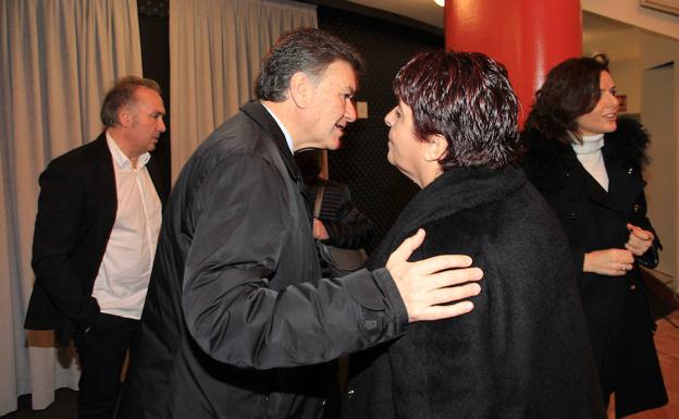 El presidente de la Diputación y la alcaldesa de Segovia se saludan antes de presentar el convenio. 