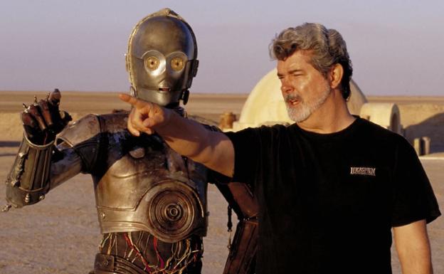 George Lucas dirige a Anthony Daniels, C–3PO, en el rodaje de ‘El ataque de los clones’ en el desiero de Túnez.
