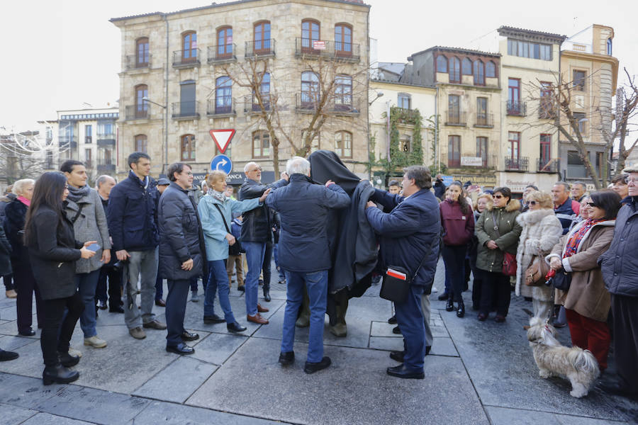 Salamanca descubre la estatua del famoso poeta, obra de Agustín Casillas, en la plazuela que tanto frecuentaba