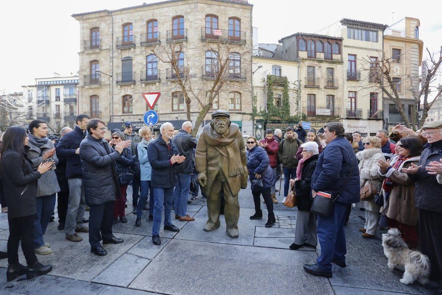 Salamanca descubre la estatua del famoso poeta, obra de Agustín Casillas, en la plazuela que tanto frecuentaba