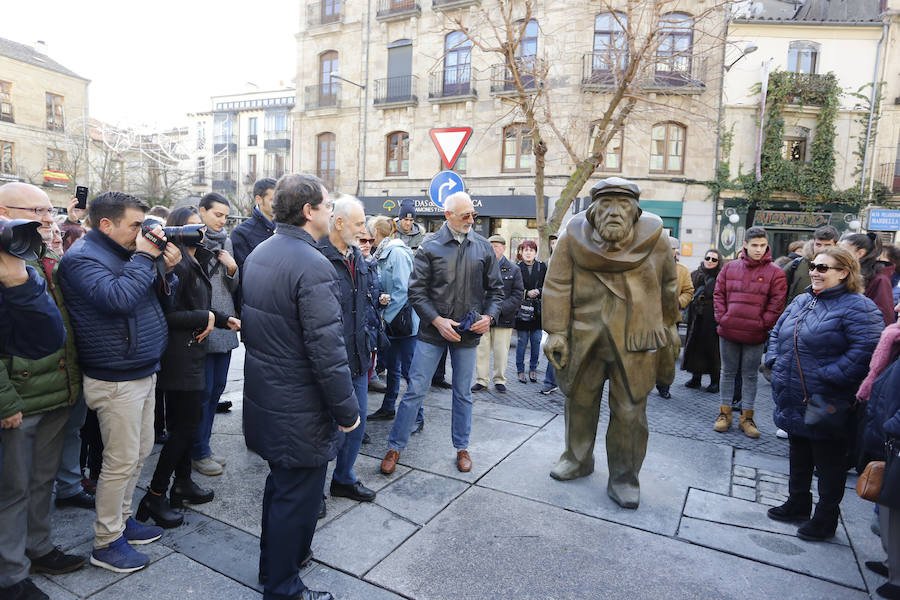 Salamanca descubre la estatua del famoso poeta, obra de Agustín Casillas, en la plazuela que tanto frecuentaba