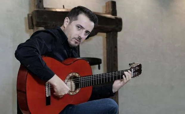 Raúl Oliver con su guitarra. 