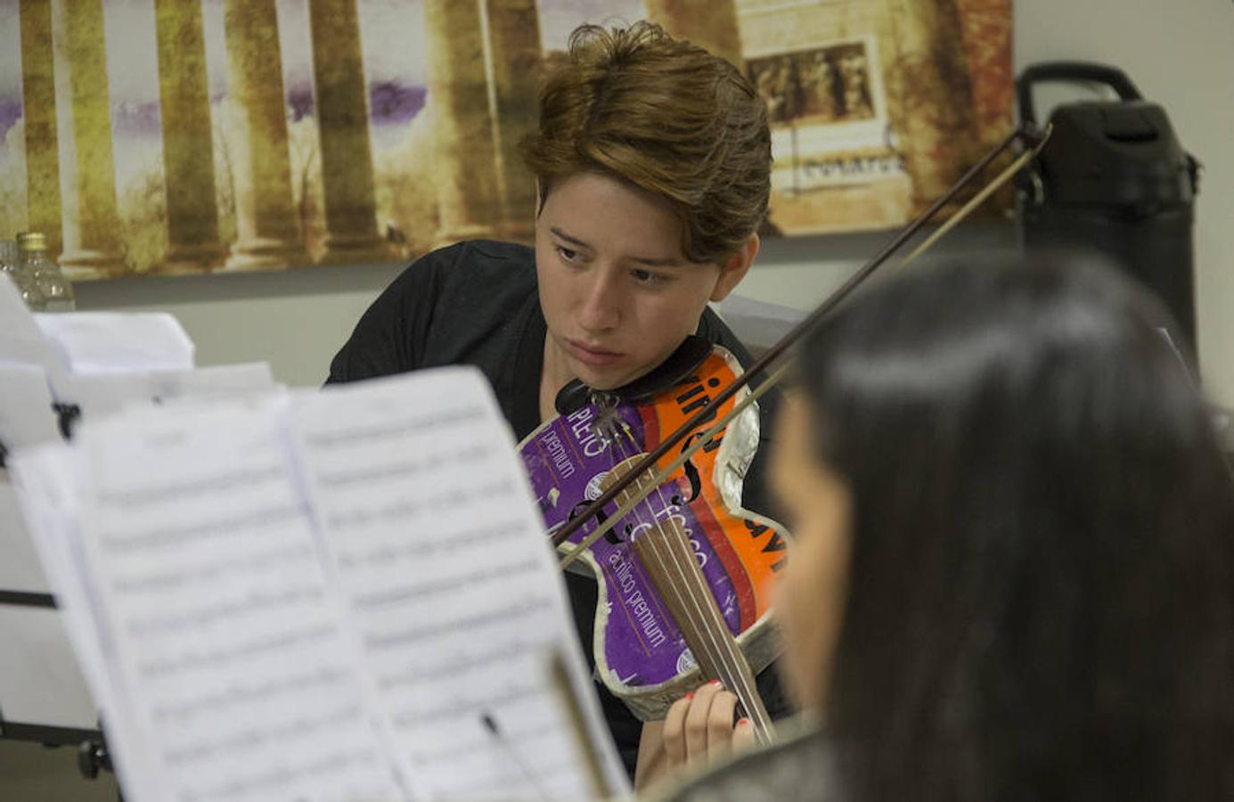 La Orquesta Cateura utiliza los despojos para crear eficaces instrumentos