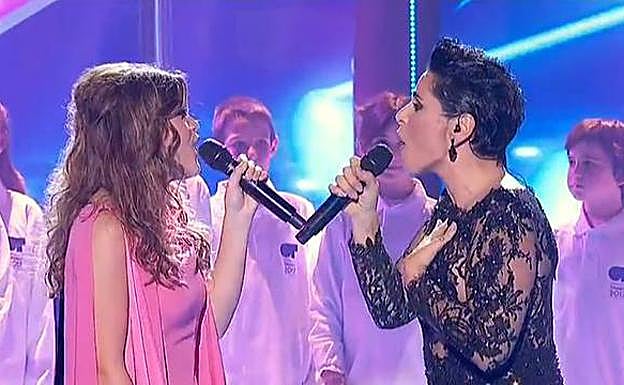 Rosa López canta con Amaia 'Gracias a la música' en la gala de Navidad de 'OT'. 