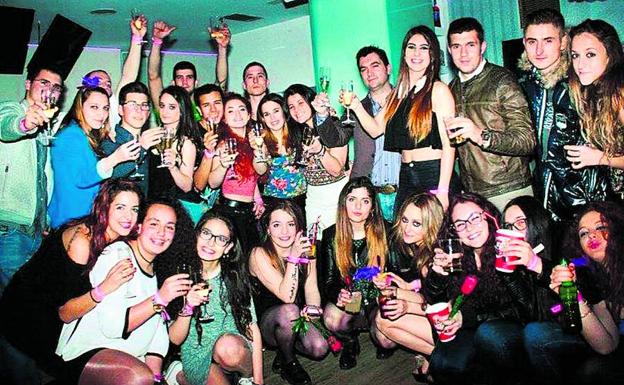 Clientes y personal del Wall Street brindan con champán y diferentes bebidas. 