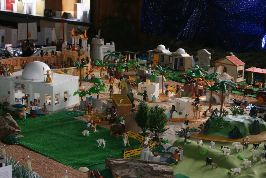 Un centenar de figuras de Playmobil conforman el Belén del Seminario