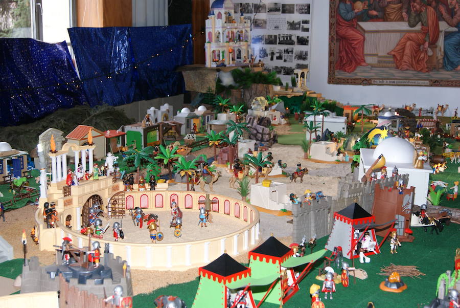 Un centenar de figuras de Playmobil conforman el Belén del Seminario