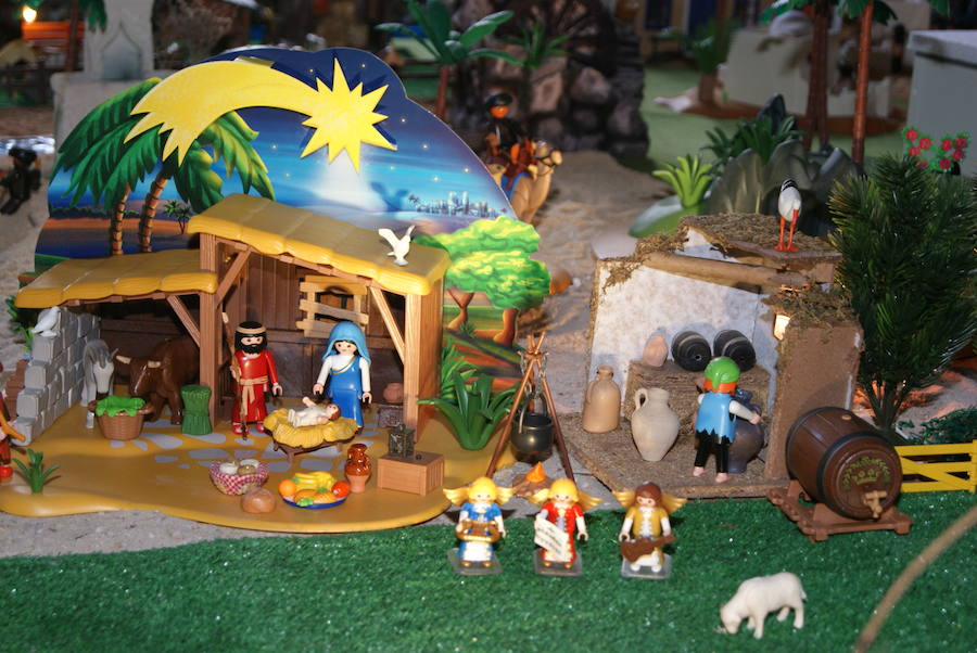 Un centenar de figuras de Playmobil conforman el Belén del Seminario