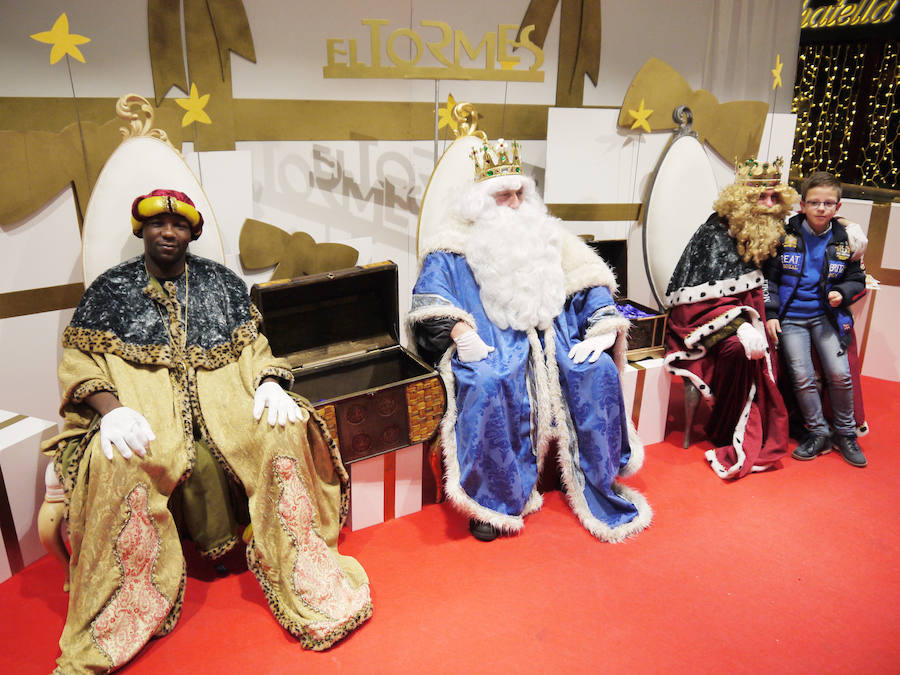 Los Reyes Magos llegan al centro comercial El Tormes