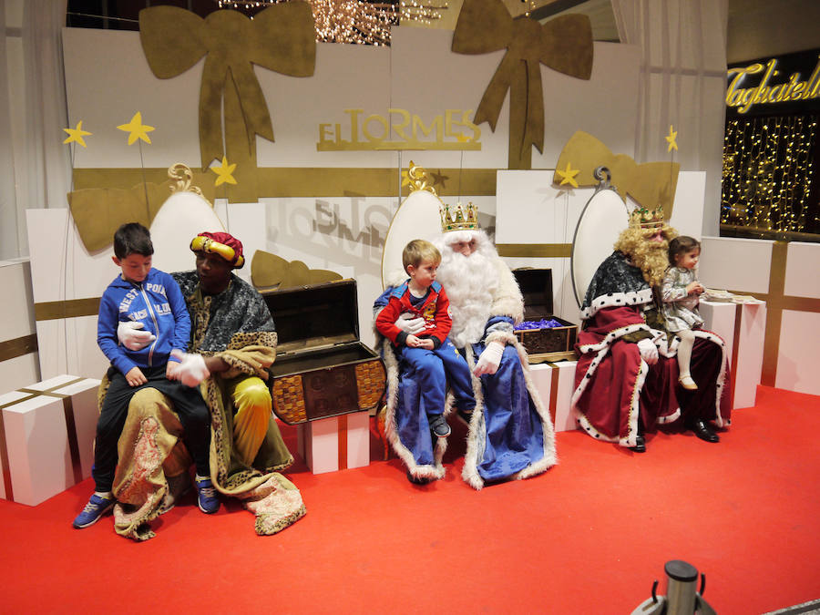 Los Reyes Magos llegan al centro comercial El Tormes