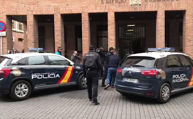 El acusado, custodiado por la Policía, accede al edificio de Juzgados de Medina del Campo.