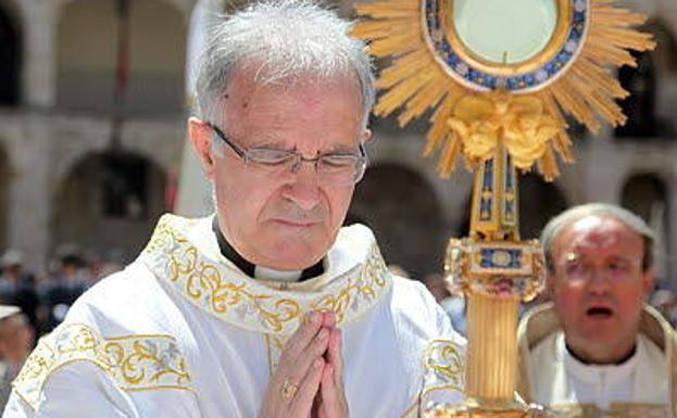 El obispo de Zamora, Gregorio Martínez Sacristán, en la procesion del Corpus Christi en una imagen de archivo.