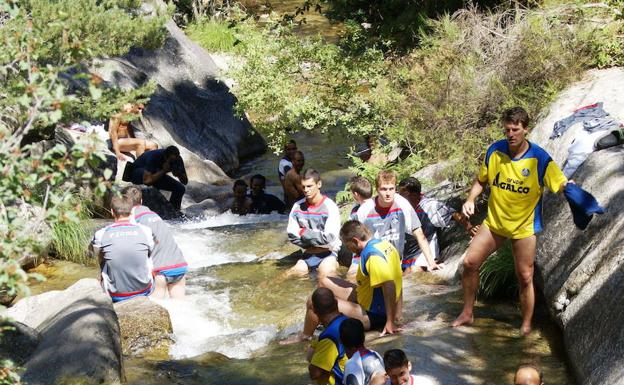 Deportistas se bañan en un manantial de la zona de Valsaín. 