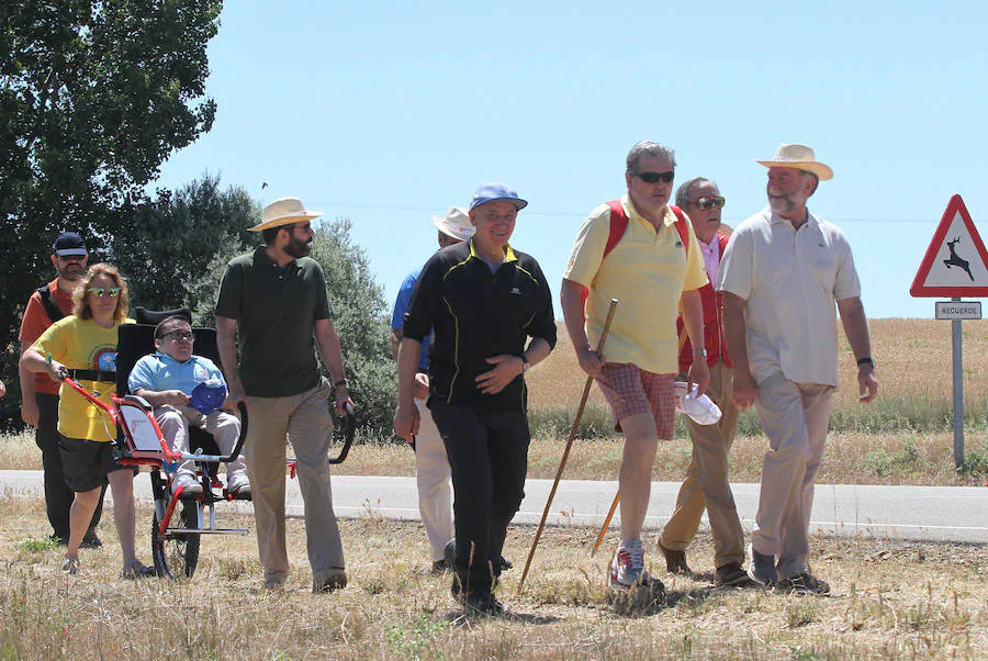 El ministro Méndez de Vigo inaugura en Villaalcázar el primer albergue de inclusión del camino.
