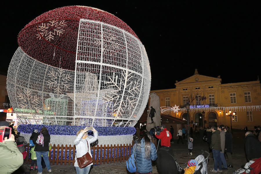 La cercanía de la Navidad ilumina Palencia