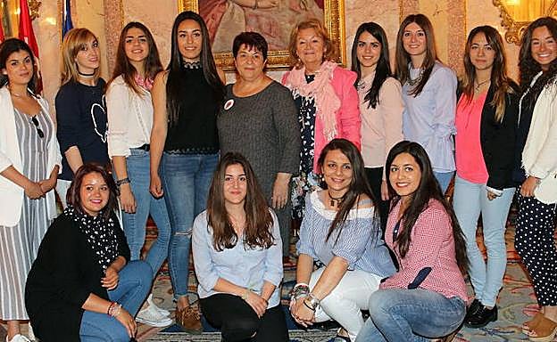 La alcaldesa de las últimas fiestas, Julia Díez, al lado de la alcaldesa Clara Luquero, con sus damas de honor en la Sala Blanca del Ayuntamiento de Segovia. 