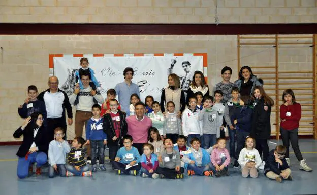 Foto de familia, anoche, en el pabellón de Sepúlveda, de profesionales taurinos y algunos de los niños que asistieron al encuentro en memoria de Víctor Barrio. 