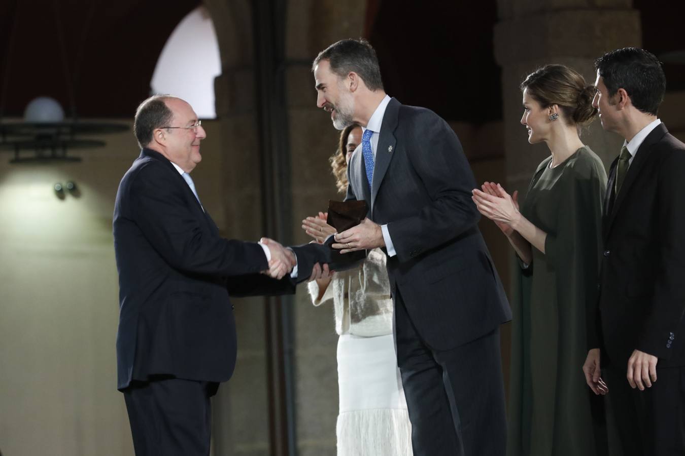 06.02 Carlos Moro recibe de manos del Rey Felipe VI el Premio Nacional de Innovación.