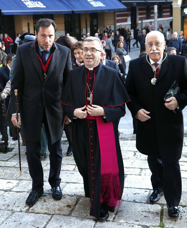 31.03 Luis Argüello, obispo auxiliar entra en la Catedral, acompañado del alcalde Óscar Puente, y del presidente de la Junta de Cofradías, Felipe Esteban durante el pregón de Semana Santa.