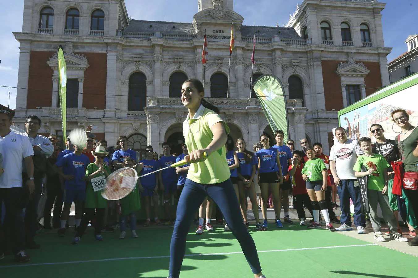 20.05 Carolina Marín, campeona del mundo, de Europa y olímpica de bádminton, juega un partido de exhibición ante decenas de personas en la Plaza Mayor.