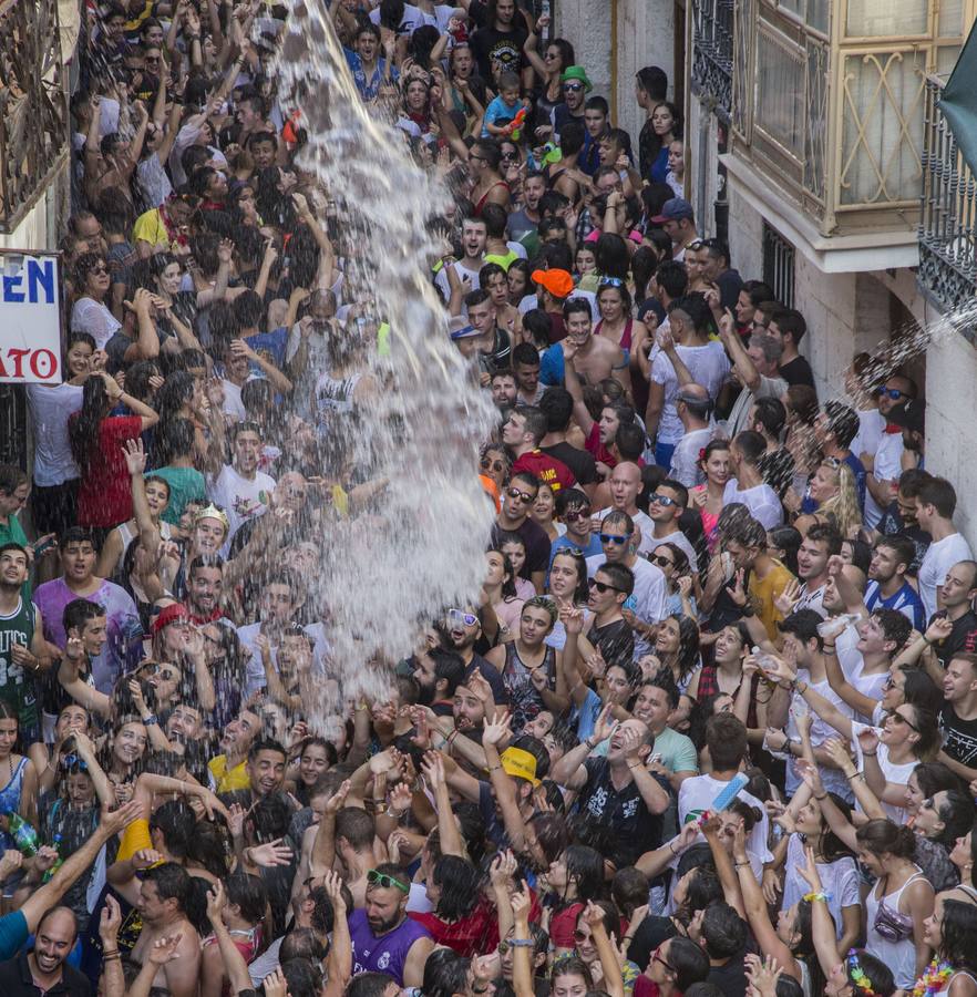 15.08 Cientos de personas desfilan bajo el agua al ritmo del chúndara en el comienzo de las fiestas de Peñafiel.